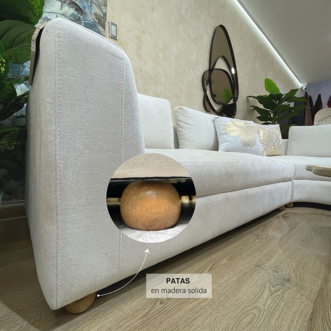 Detalle de patas en madera sólida de la sala en L personalizable con espuma de alta tecnología y tapizado suave, fabricada en Colombia.