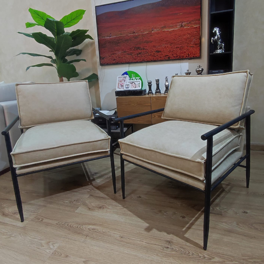 Vista general de las Poltronas Brooklyn con estructura metálica y tapizado en eco cuero beige.