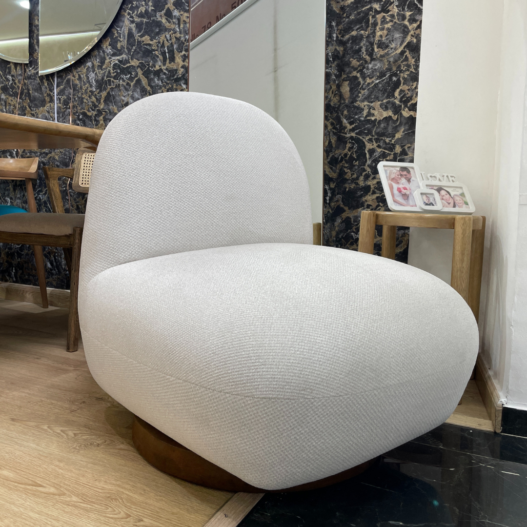 Vista lateral derecha poltrona nube giratoria con base sólida en madera y tela premium tipo boucle.