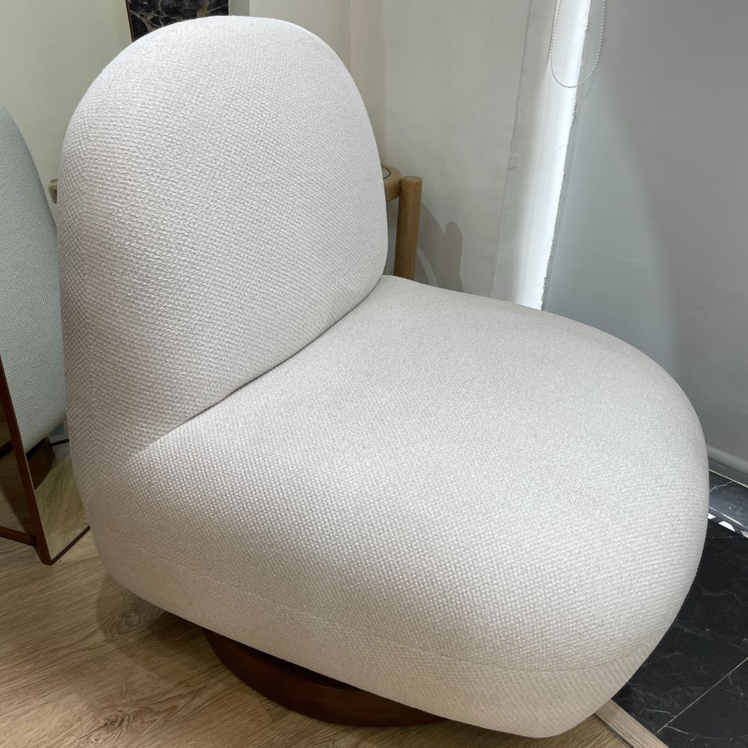 Vista lateral poltrona nube giratoria con base sólida en madera y tela premium tipo boucle.