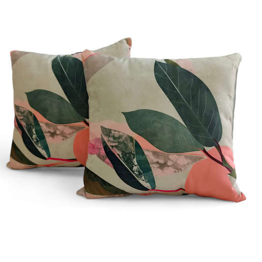 Cojín decorativo cuadrado 45x45 cm en tela bouclé sobre sofá moderno.