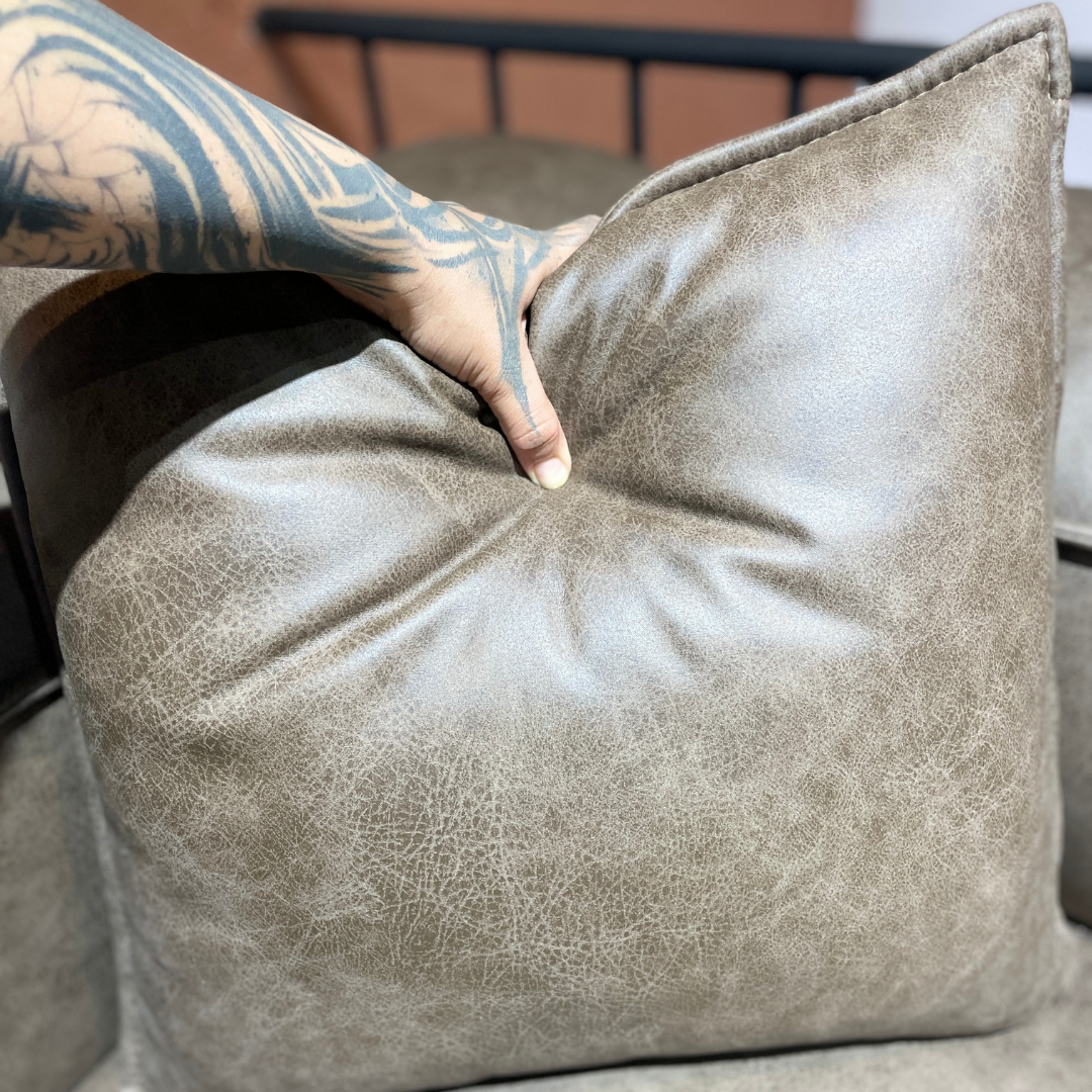 Detalle del cojín del sofá Tahoe en color café personalizable, hecho en eco cuero premium, estructura robusta y elegante.