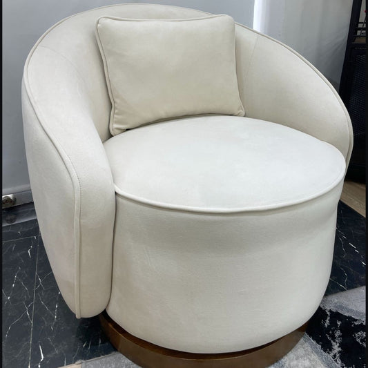 Poltrona Doha en bouclé blanco con base de madera sólida