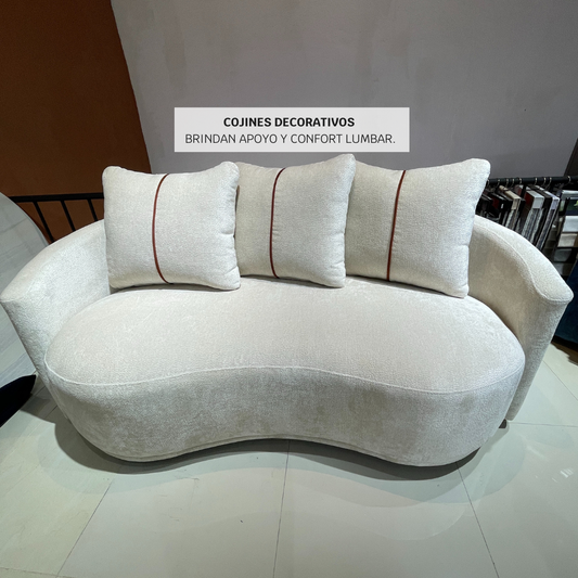 Sofá Curvo Berlín en vista frontal, con diseño moderno y textura tipo bouclé