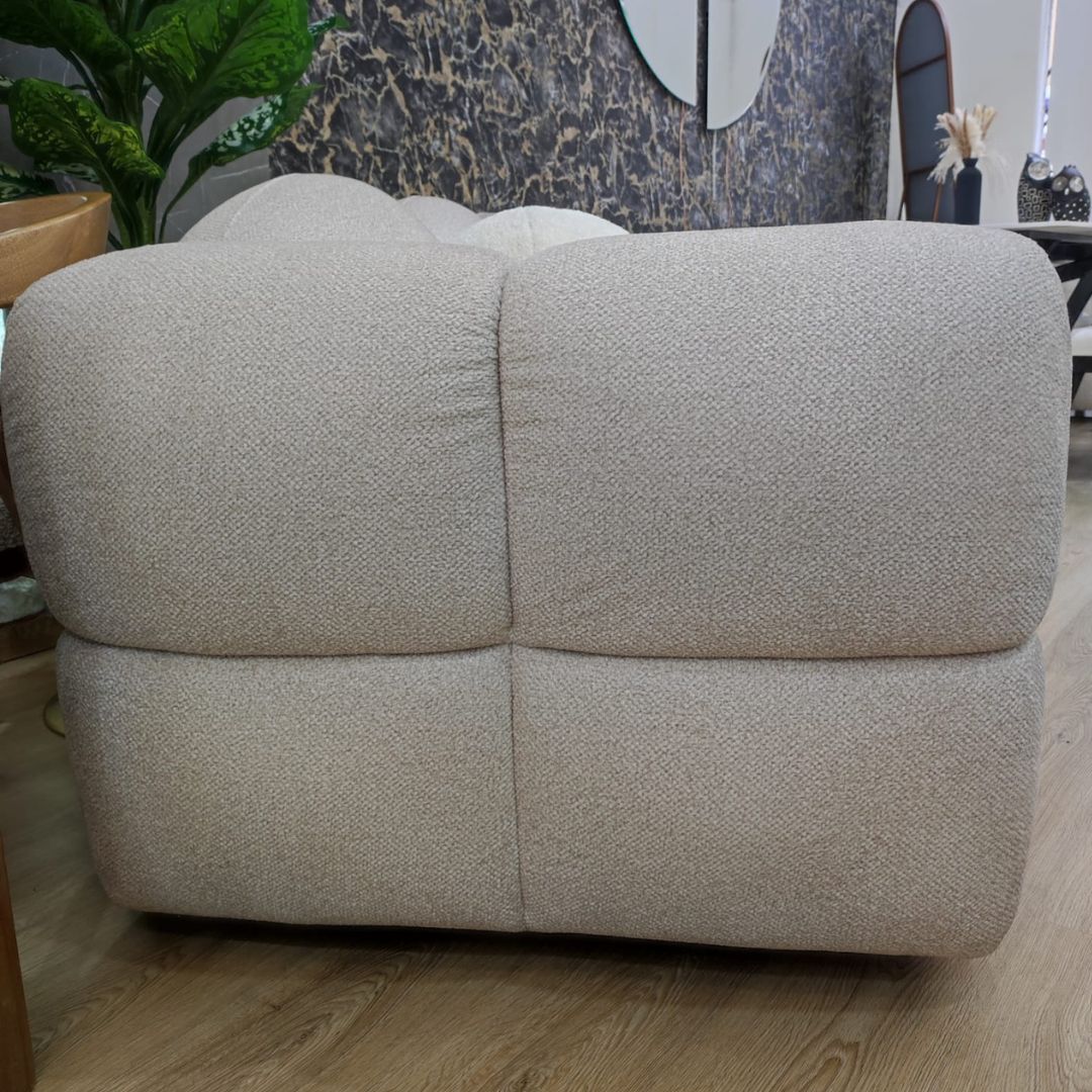 Acercamiento lateral izquierdo sofá nube y detalle de las costuras y pliegues.