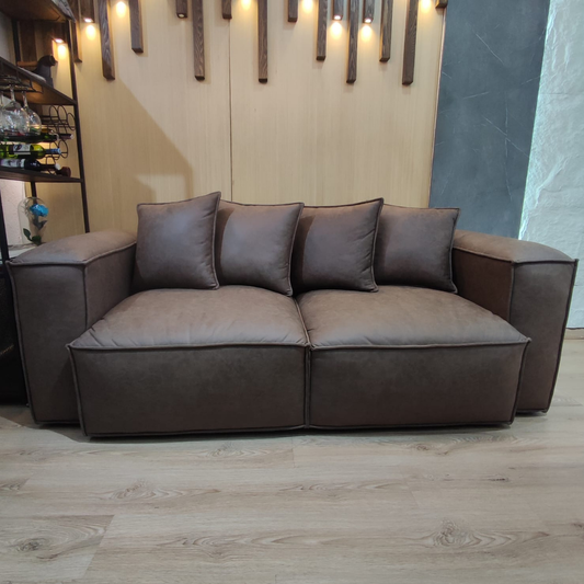 Vista general del Sofá Tahoe moderno en color café, hecho en eco cuero, tela premium, ideal para salas contemporáneas.