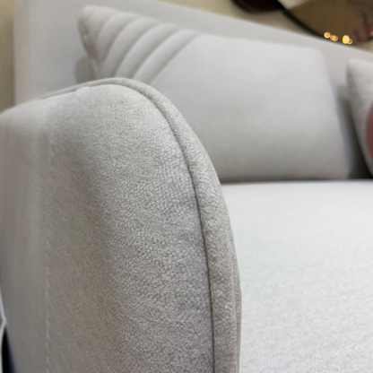 Detalle textura apoya brazos sofa cama alemán tela premium tipo velvet