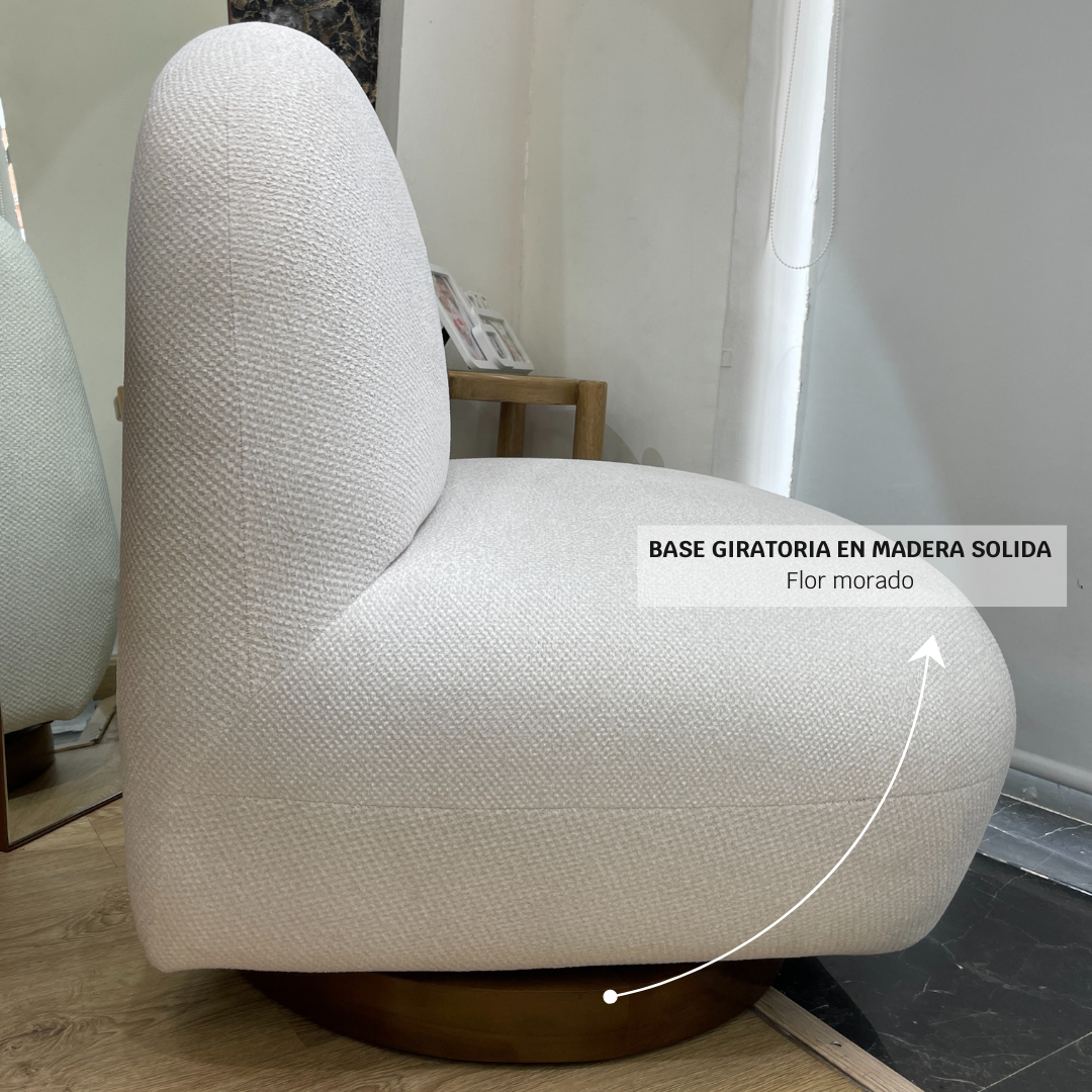 Detalle base giratoria de poltrona nube giratoria hecha en madera sólida flor morado y tapizada con tela premium tipo boucle.
