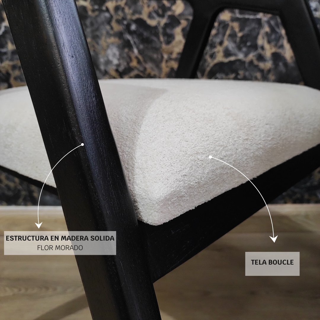 Detalle de silla en madera solida y tela boucle del comedor Alaska de 4 puestos con cubierta en piedra sinterizada y sillas en madera oscura