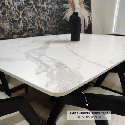 Detalle de tapa en piedra sinterizada del comedor Alaska de 4 puestos con sillas en madera oscura