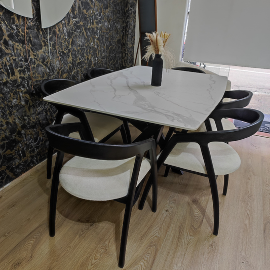 Comedor Alaska de 4 puestos con cubierta en piedra sinterizada y sillas en madera oscura
