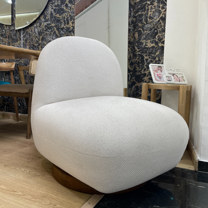 Vista lateral derecha poltrona nube giratoria con base sólida en madera y tela premium tipo boucle.