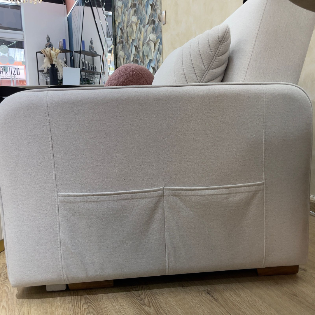 Detalle bolsillos lateral derecho de sofa cama aleman