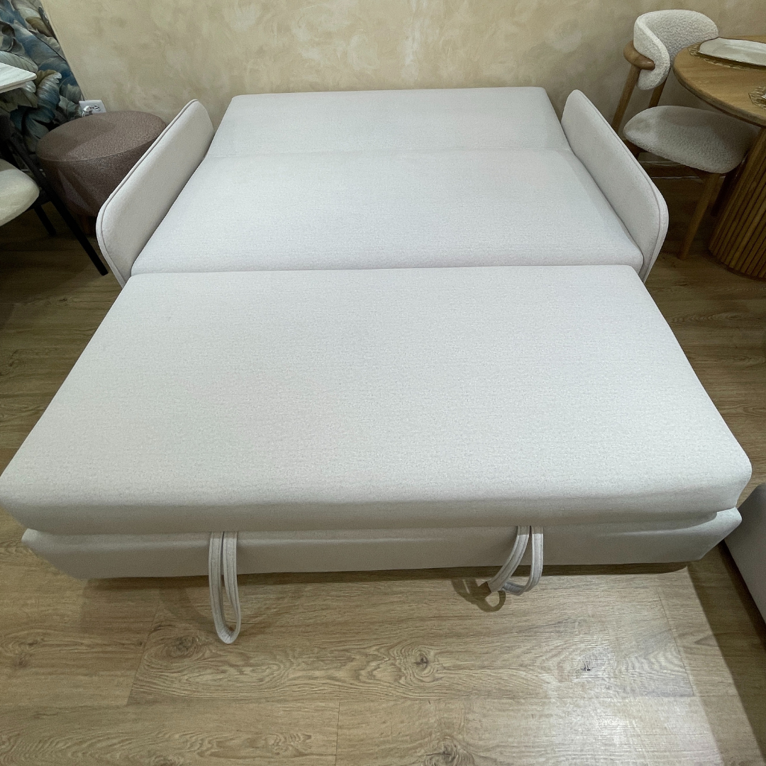 sofa cama aleman extendido para dormir, hecho en materiales robustos y tela premium tipo velvet.