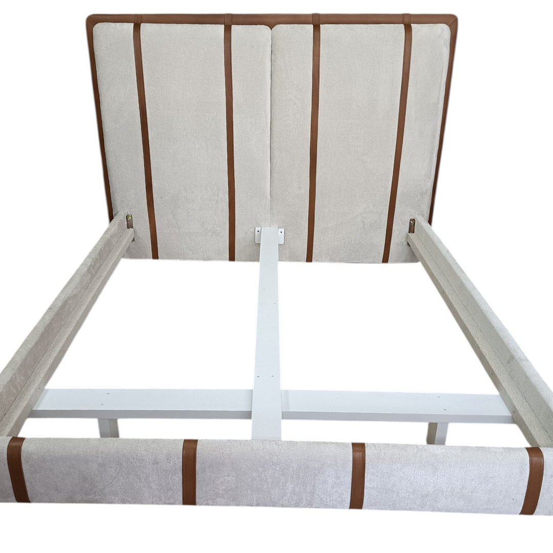 Cama moderna tapizada en bouclé con correas de cuero auténtico – Progetto Interiores
