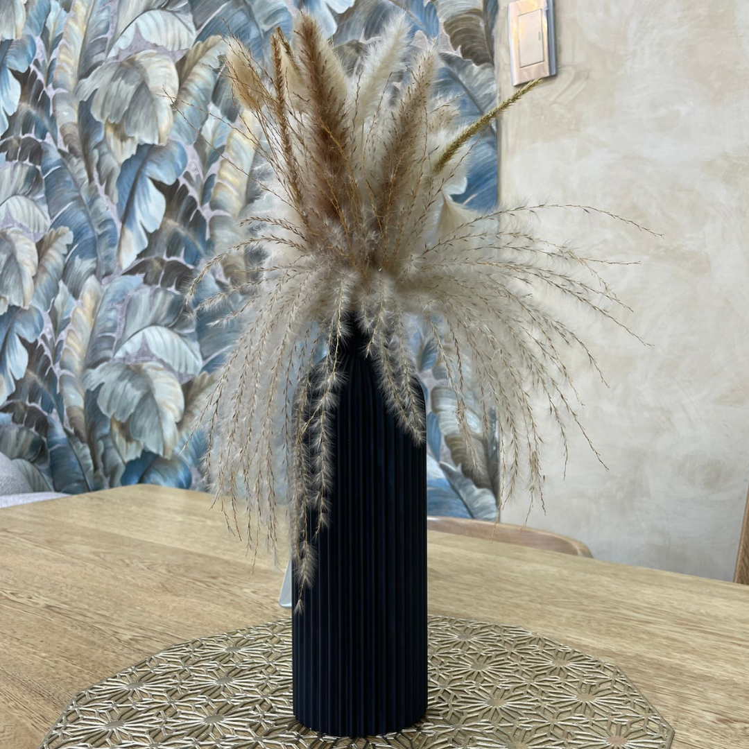 Centro de mesa con jarrón negro mate y pampas beige estilo Boho Chic