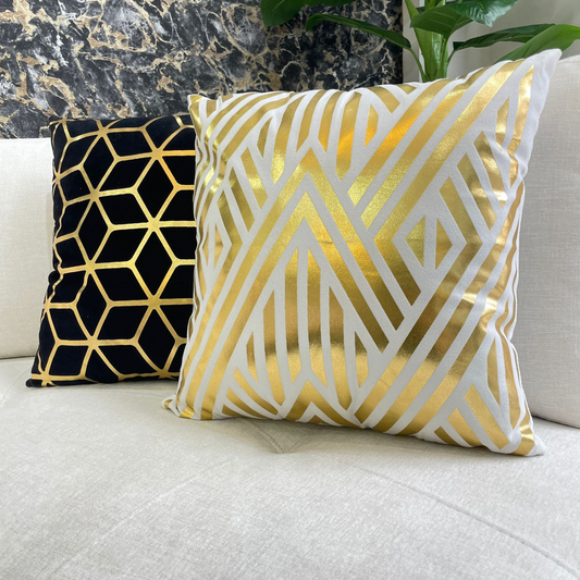 Cojínes decorativos cuadrados 45x45 cm en tela bouclé sobre sofá moderno