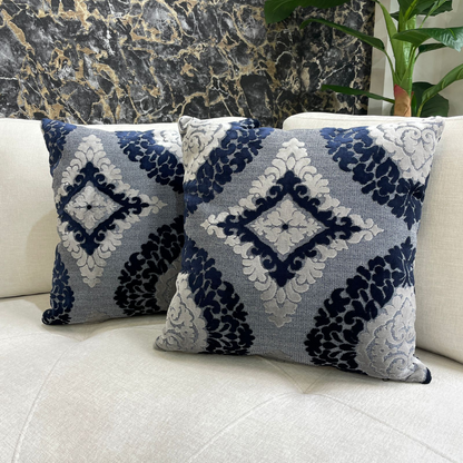 Cojín decorativo cuadrado 45x45 cm en tela bouclé diseño colombiano sobre sofá moderno