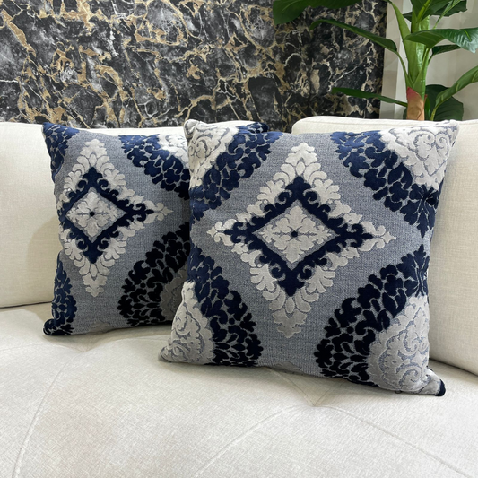 Cojín decorativo cuadrado 45x45 cm en tela bouclé diseño colombiano sobre sofá moderno