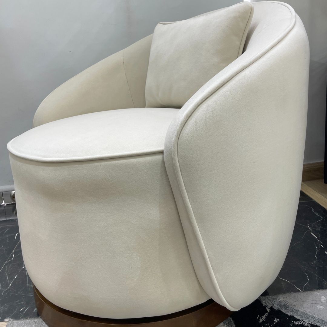 Base circular en madera maciza de la Poltrona Doha