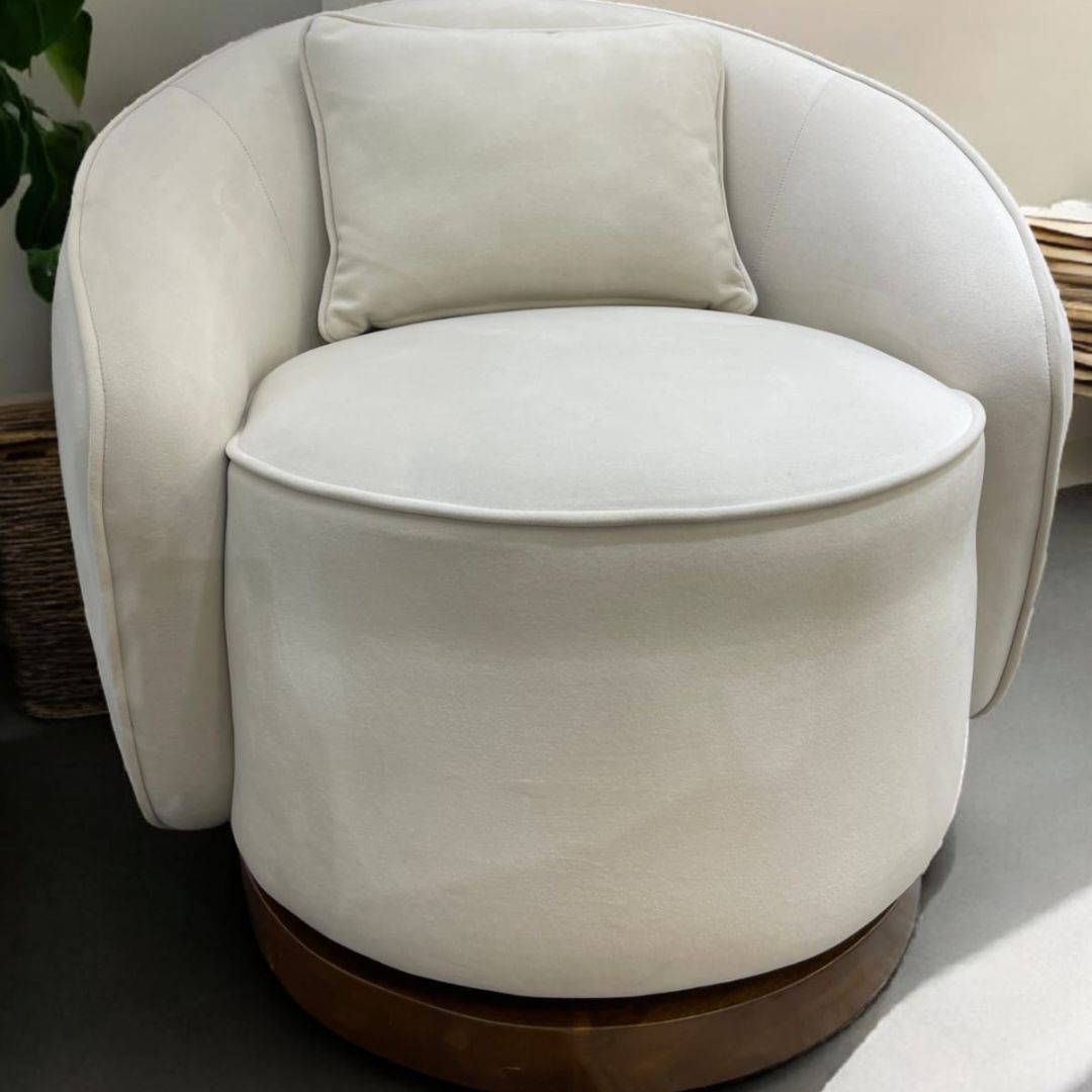 Poltrona Doha giratoria en ambiente minimalista claro