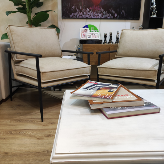 Vista frontal de la Poltrona Brooklyn con estructura metálica y tapizado en eco cuero beige.