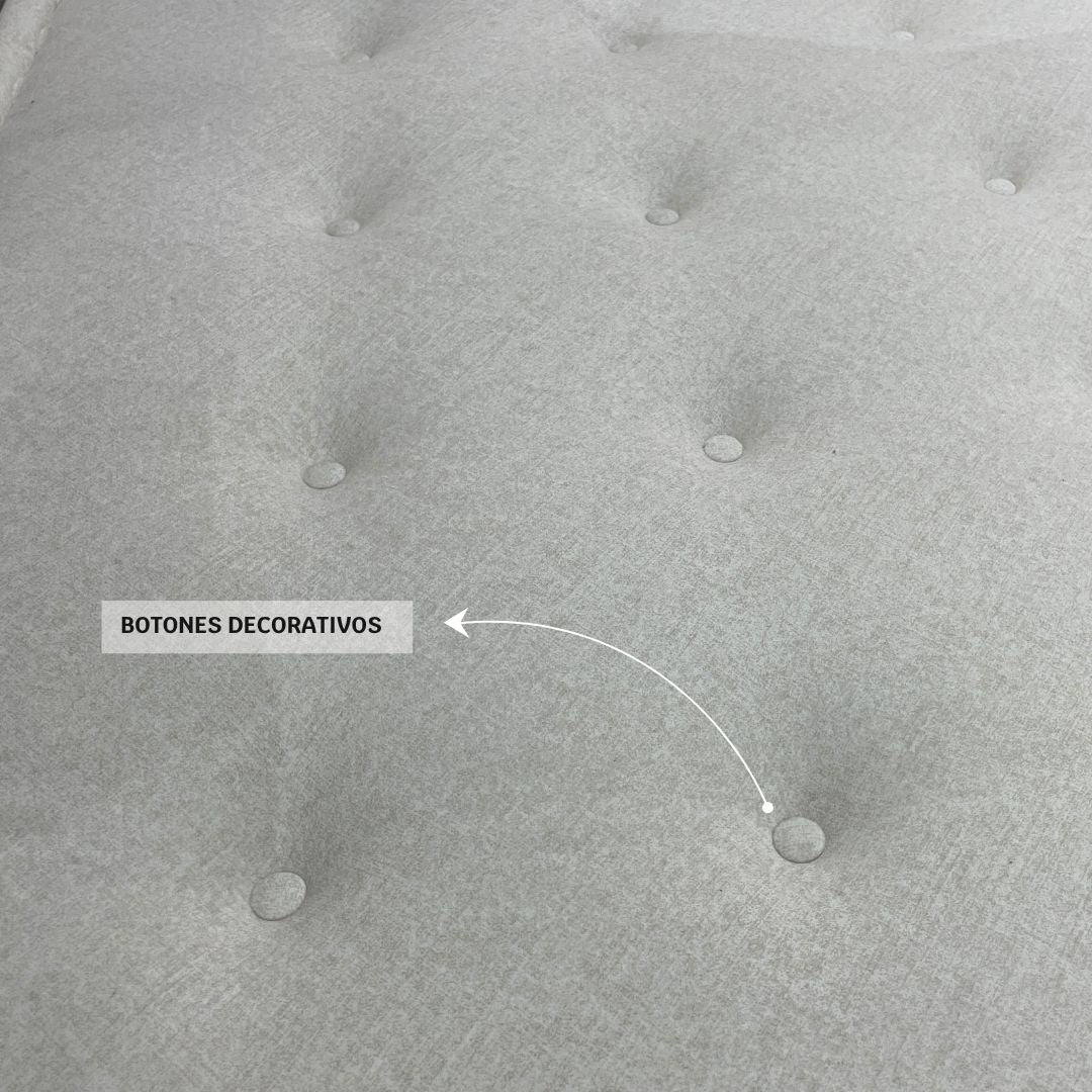 Detalle de botones decorativos del Sofá Cama Molly, acabado sofisticado y texturizado.