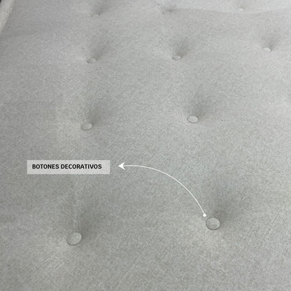 Detalle de botones decorativos del Sofá Cama Molly, acabado sofisticado y texturizado.