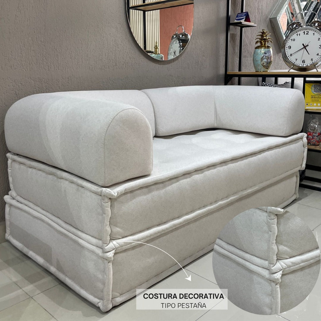 Detalle de costura decorativa tipo pestaña del Sofá Cama Molly, acabado elegante y moderno.