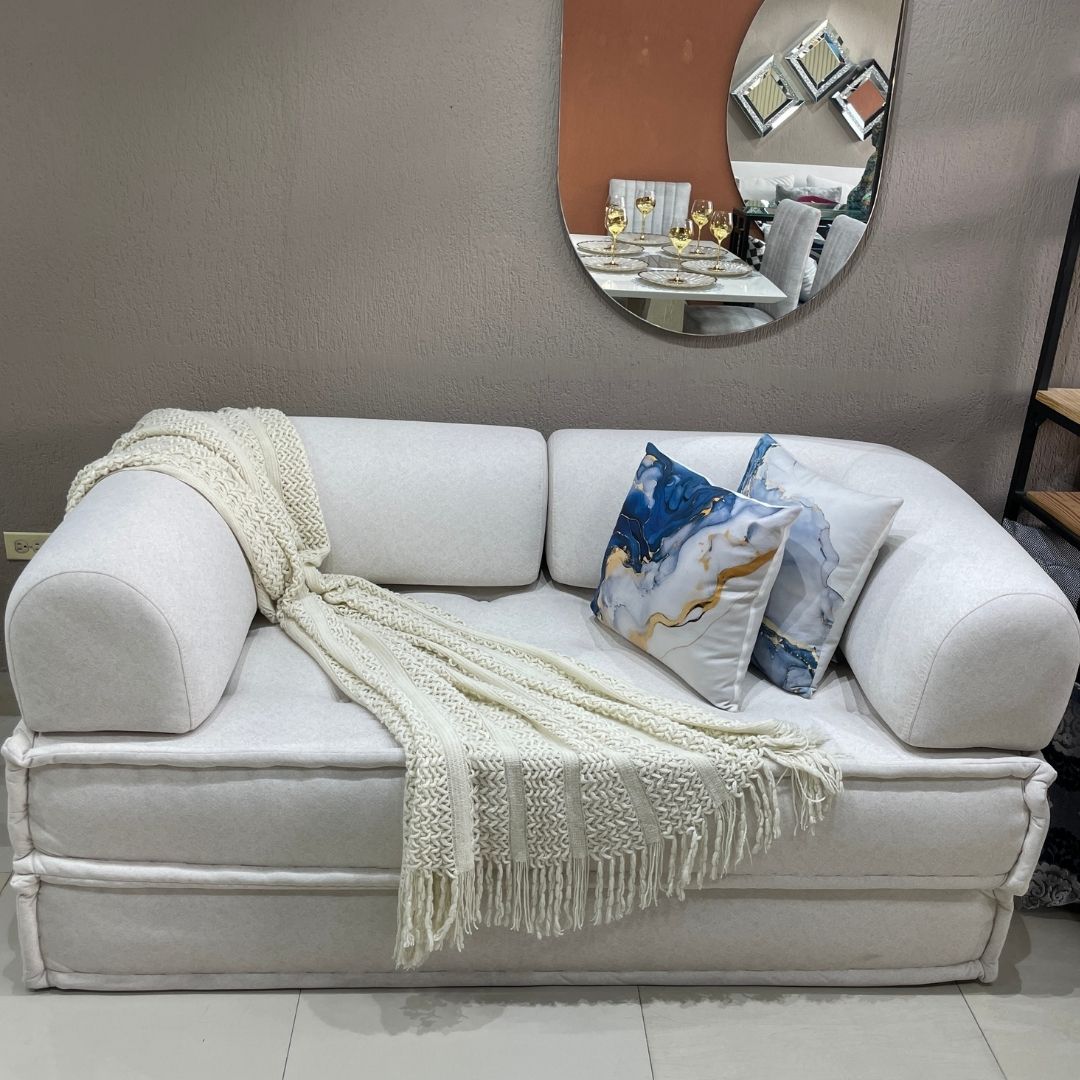 Sofá cama plegable Molly de frente, tapizado moderno y funcional, ideal para espacios pequeños.