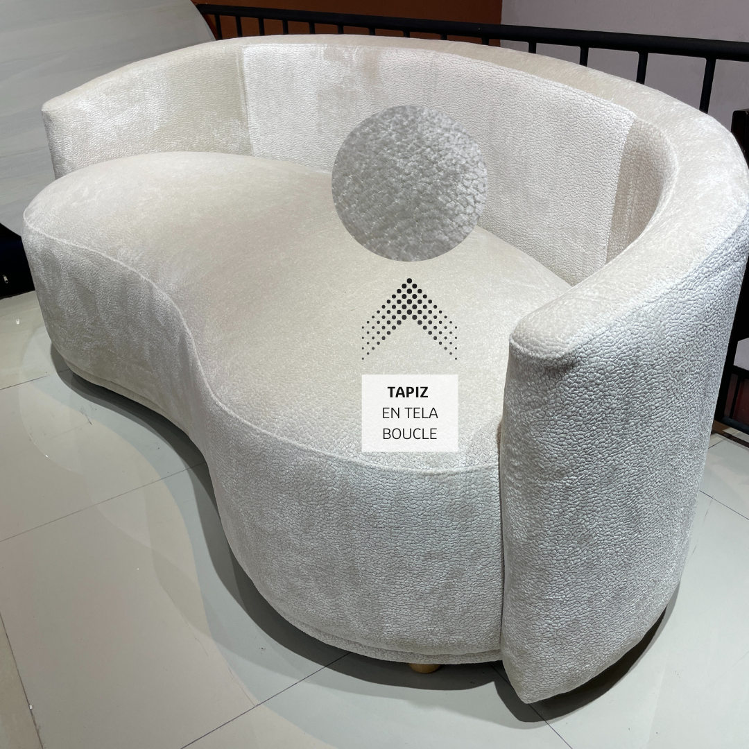 Sofá Curvo Berlín ambientado en un espacio minimalista de estilo contemporáneo.
