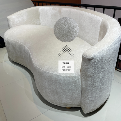 Sofá Curvo Berlín ambientado en un espacio minimalista de estilo contemporáneo.