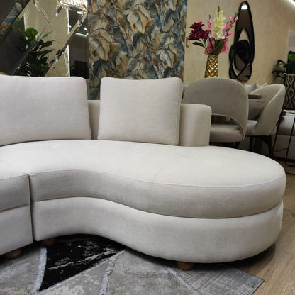 Vista frontal con detalle de la sala en L personalizable con espuma de alta tecnología y tapizado suave, fabricada en Colombia.
