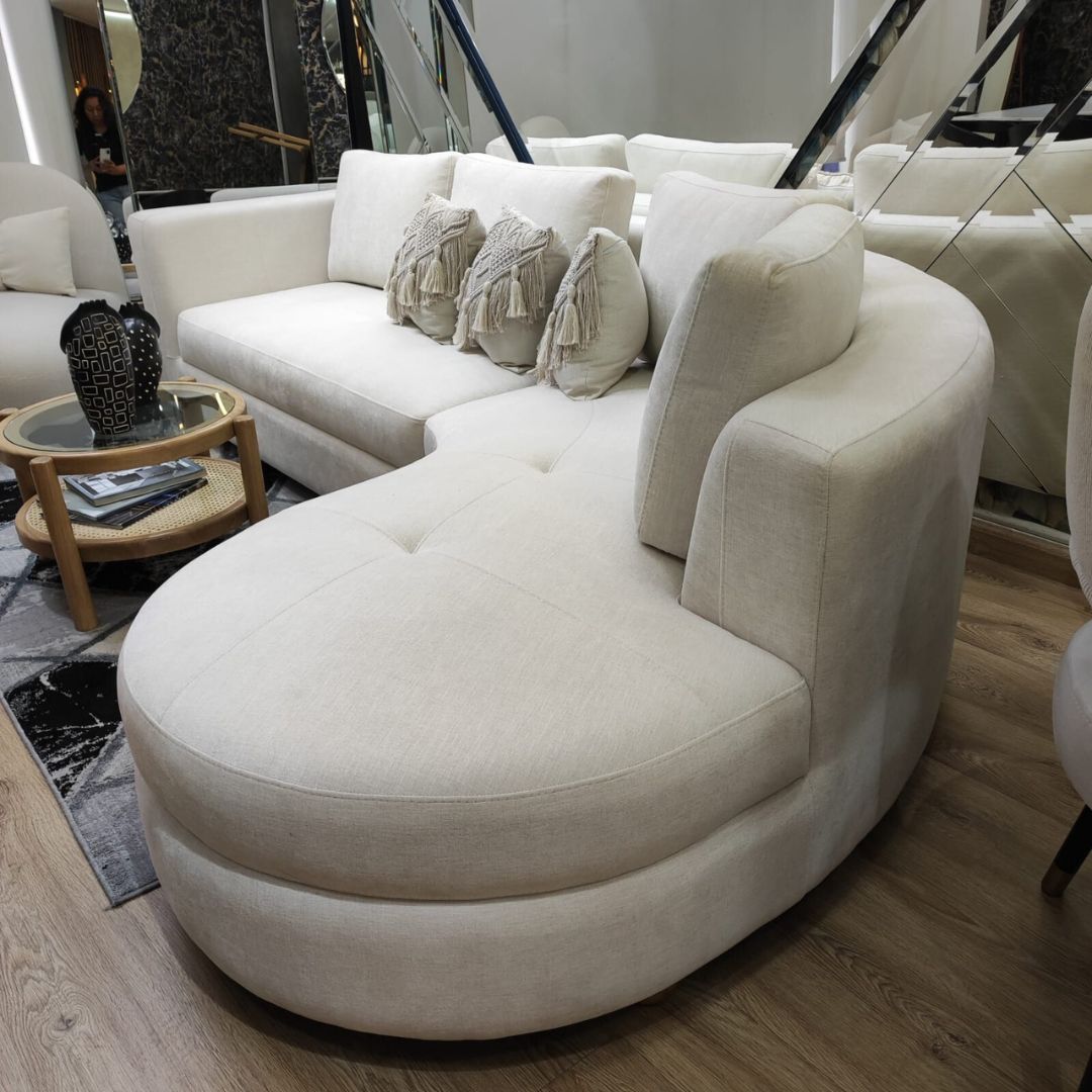 Vista lateral de Sala en L personalizable con espuma de alta tecnología y tapizado suave, fabricada en Colombia.