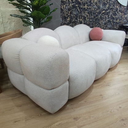 Lado izquierdo del Sofá Nube mostrando su forma curva y estilo minimalista.