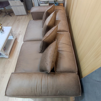 Vista superior del sofá Tahoe en color café personalizable, hecho en eco cuero premium, estructura robusta y elegante.
